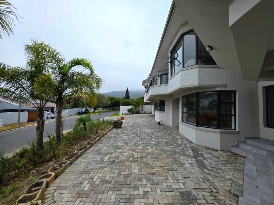 5 Bedroom Property for Sale in Plattekloof Western Cape